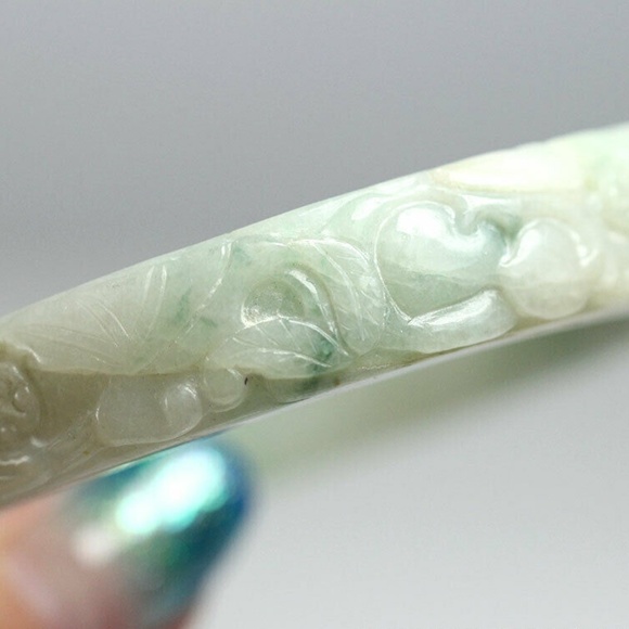 VINTAGE JADE GREEN WHITE GREY CARVED BAT FRUIT 12MM FLAT BANGLE BRACELET - Picture 5 of 9